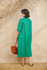 Vestido largo tipo camisa oversize, color verde esmeralda, con cuello mao y abotonadura frontal.