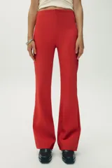 Pantalón rojo de tiro alto con corte flare.
