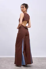 Chaleco marrón con escote en V y cierre frontal con botones.