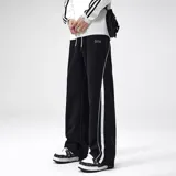 Pantalón deportivo estilo jogging, color verde oliva, con cintura ajustable con cordón y bolsillos laterales. Presenta una franja lateral doble en color blanco.