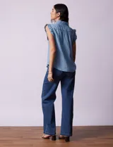 Blusa celeste sin mangas en tencel, marca Zac & Rachel. Cuello con solapa y abertura con botones. Mangas con frunces.