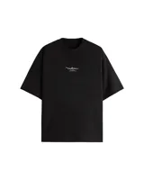 Remera negra de corte holgado con efecto desgastado y estampado de graffiti en la espalda.