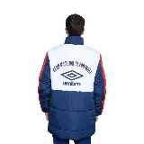 Campera larga acolchada Umbro Heritage del Club Nacional de Football, con diseño en bloques de color azul, blanco y rojo. Presenta cuello alto, cierre frontal con botones a presión, bolsillos laterales y escudo del club bordado en el pecho.