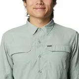 Camisa de manga larga color bordó con tecnología Omni-Shade Upf 50 Sun Protection y Omni-Wick. Cuenta con ventilación, mangas enrollables con soportes para lengüetas y dos bolsillos frontales con solapa.
