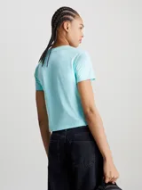 Remera cropped de algodón regenerativo en color verde, con cuello redondo y logo de Calvin Klein estampado en el pecho.
