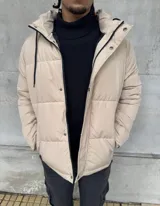 Campera puffer color beige, impermeable, con capucha desmontable forrada con corderito.