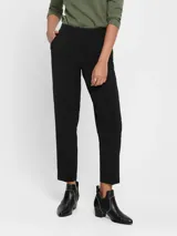 Pantalón de vestir negro de corte recto, tiro medio y trabillas para cinturón.