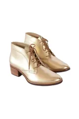 Botines dorados metalizados de cuero vacuno, con cordones, puntera redondeada y tacón bloque texturizado de 6 cm.