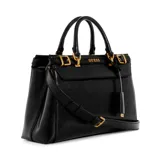 Bolso de mano Guess modelo Sestri mediano, color negro con textura reptil, doble asa corta, correa larga ajustable y herrajes dorados. Incluye llavero colgante con logo de la marca.