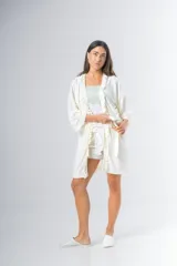 Bata kimono gris claro de algodón con volados en mangas y ruedo. Tiene mangas al codo y lazo de algodón para ajustar en la cintura.