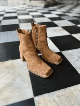 Botas cortas color marrón de cuero gamuzado, con punta cuadrada y cierre lateral.