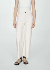 Pantalón de jean color crudo, de corte culotte, tiro alto y bajo deshilachado.