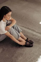 Zueco de cuero color crudo con detalle de flecos y pieza central en cuero snake.