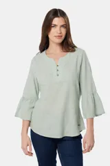 Blusa color beige de lino con botones metálicos personalizados y mangas 3/4 con volados.