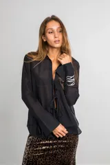 Camisa negra de organza con mangas largas y tiras de ajuste en el frente y puños.