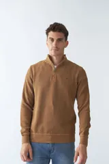 Buzo negro de algodón con cuello alto y medio cierre. Tiene logo bordado en el pecho y puños en las mangas.