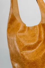 Maxi cartera tipo bolso de cuero natural, con base plana y diseño simple sin metales.