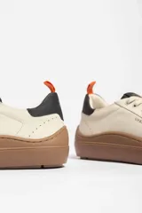 Championes urbanos color crema con suela marrón, marca Urban Haus, modelo Trento.
