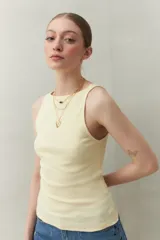 Musculosa celeste de algodón con escote cuadrado y breteles anchos.