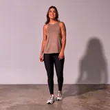 Musculosa deportiva color marrón con cuello redondo y sisas amplias.