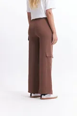 Pantalón cargo negro de corte ancho, con bolsillos laterales y confeccionado en tejido con efecto lino.