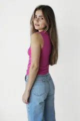 Musculosa fucsia de algodón con cuello redondo y logo estampado en el pecho.