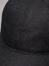 Gorra negra con logo Calvin Klein en jacquard en toda la prenda.