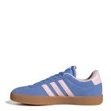 Championes Adidas VL Court 3.0, color celeste con detalles en rosa y suela marrón.