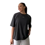 Remera Umbro de manga tres cuartos, color negro con efecto gastado (acid wash), corte holgado y ribete blanco en el cuello y hombros. Presenta el logo Umbro bordado en blanco en el pecho.