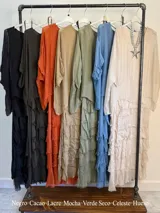 Vestido marrón de seda italiana, dos piezas: top de calce amplio y falda midi con volados. Incluye forro de algodón elastizado.