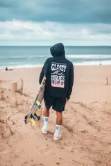Hoodie negro con capucha y estampado en la espalda con la frase "Glassy Waves".