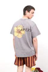 Remera gris de algodón con cuello redondo y manga corta. Estampa pequeña en el frente y grande en la espalda.