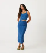 Pollera midi azul de punto con cintura elástica y diseño texturizado de rombos.