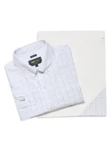 Camisa manga larga RKF de hombre, corte regular, con cuello americano abotonado, bolsillo en el pecho con logo bordado y estampado a cuadros en tonos celeste y gris.