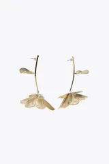 Par de aros colgantes dorados con forma de flor en relieve. Cierre con tuerca.