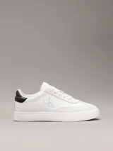 Zapatillas urbanas Calvin Klein Jeans de cuero blanco con puntera de gamuza y detalle de logo CK en el lateral.