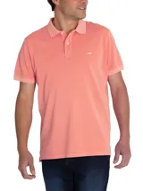 Chomba color salmón de piqué de algodón orgánico, con cuello clásico y tapeta de dos botones.