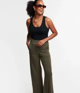 Pantalón pantalona color verde militar, de algodón, con cintura elástica, bolsillos laterales y pespuntes contrastantes.
