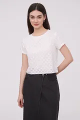 Remera blanca con calados formando flores, de corte crop y mangas cortas con dobladillo.