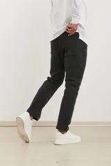 Pantalón de jean color negro, de corte recto y diseño clásico.