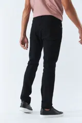 Pantalón jean negro de corte recto, tiro medio, con logo bordado y presillas para cinturón.
