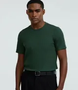 Remera de manga corta, cuello redondo, color verde oscuro, de calce ajustado (slim fit) y con textura acanalada vertical.
