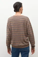 Sweater de manga larga con escote en V, tejido en rayas horizontales marrones y beige.