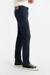 Pantalón de jean de hombre marca Levi's modelo 510 Skinny ADV, color azul oscuro. Corte ajustado, tiro medio y confeccionado en tejido elástico.