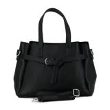Cartera negra de piel, con correas ajustables y detalle de hebilla frontal.
