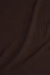 Vestido midi marrón de punto acanalado, corte entallado y escote bote.