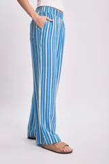 Pantalón de viscosa con rayas verticales en tonos de azul y amarillo.