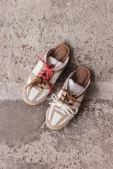 Zuecos color tostado de cuero con cordones de colores.