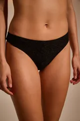 Bombacha de bikini vedetina color negro con textura brillante.