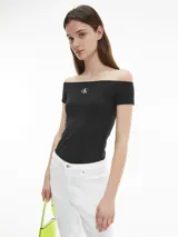 Remera Calvin Klein Essentials de corte slim, color negro, con cuello de hombros descubiertos, mangas cortas y logo estampado en el pecho.